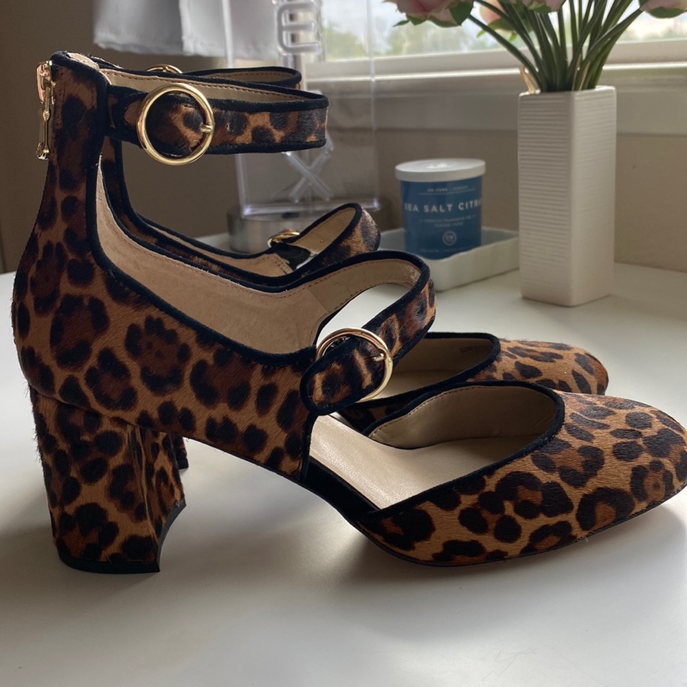 ANN TAYLOR  LEOPARD PRINT LEATHER/CALF HAIR STRAPPY HEELS SZ 7.5 NEVER WORN.